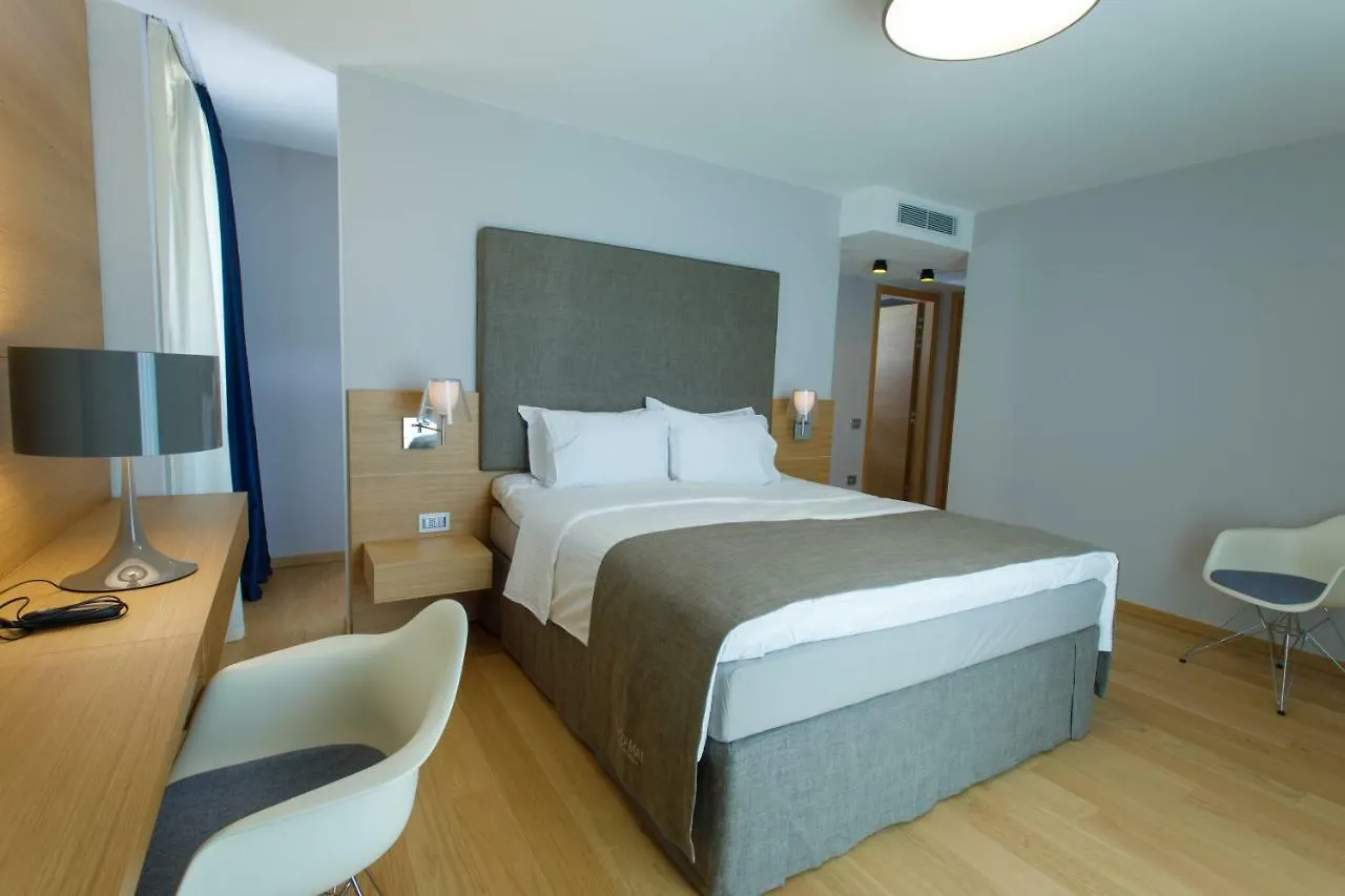 Buze Boutique Hotel Sarandë 4*,