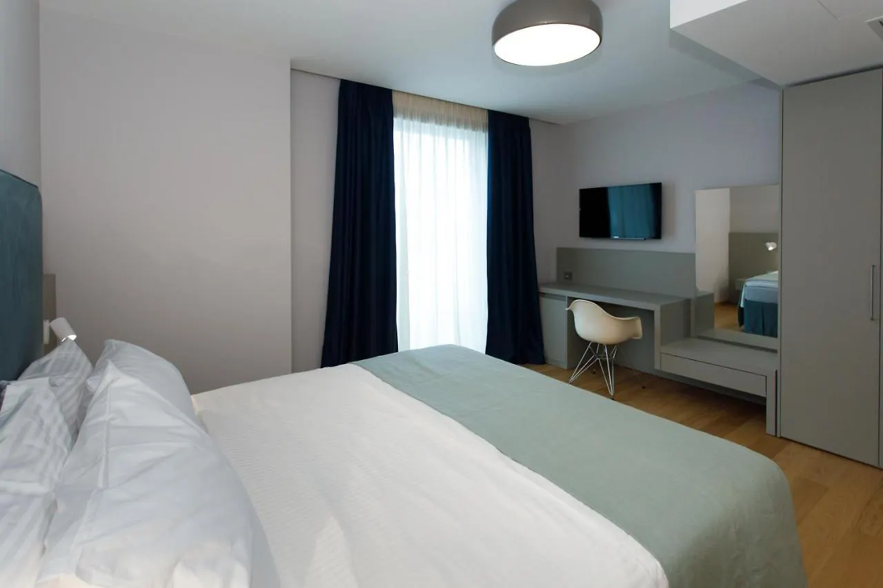 Buze Boutique Hotel Sarandë 4*,